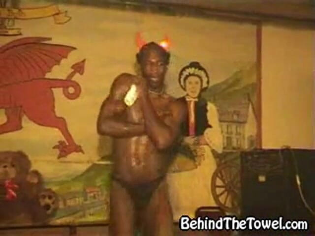 Behind The Towel: Impreza dziewczyny dobrze się z tym seksownym czarnym facetem