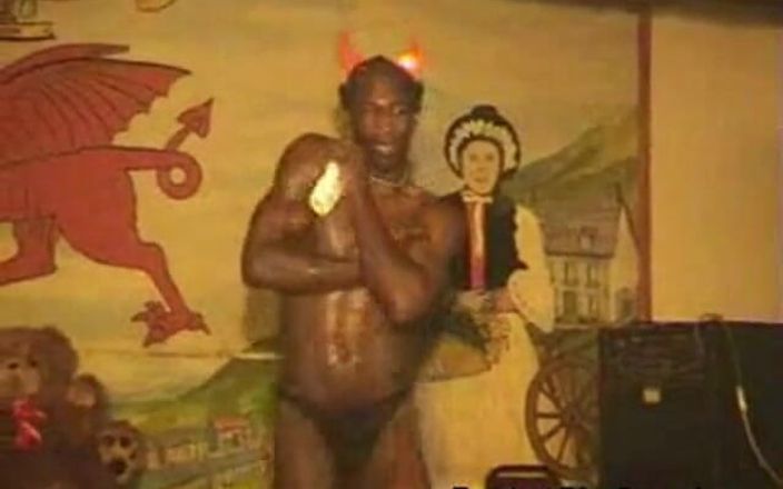 Behind The Towel: Meisjesfeest gaat goed met deze sexy zwarte man
