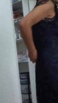 Ma femme de 58 ans s'habille et profite d'une soirée avec son patron, très excitée, elle retourne à la maison pour baiser