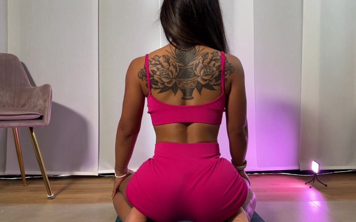 Miss Fluo: Pantat bahenol tante seksi ini dientot habis-habisan sampai mengerang keenakan