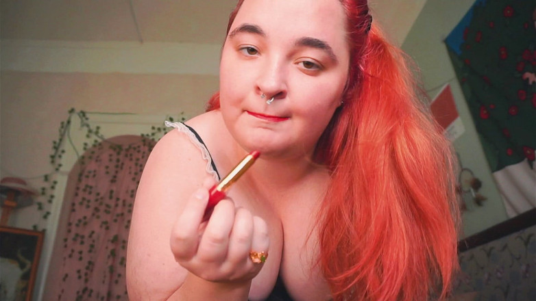 AssGives: BBW pokojówka tańczy i maluje usta