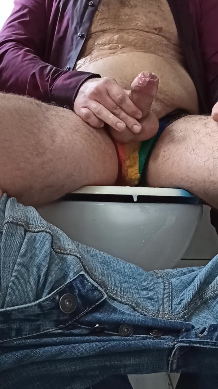 Alex Butt: Alex Pisst Auf Seine Kleidung