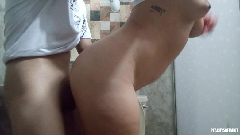 peachysofiahot: अजनबी मेरे शॉवर में बाधा डालता है और मुझे तब तक चोदता है जब तक कि वह मेरे चेहरे पर वीर्य नहीं डालता