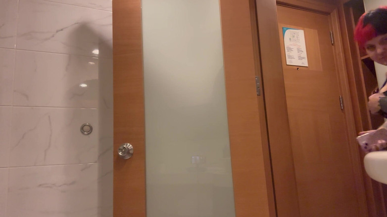 Bigtiddygoth: První sprcha po prsou - vysává, oteklá a pohnutá