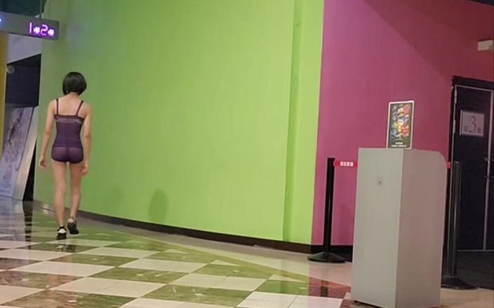 NotAFuta: Người thích khoe hàng chơi ở hành lang nhà hát và...