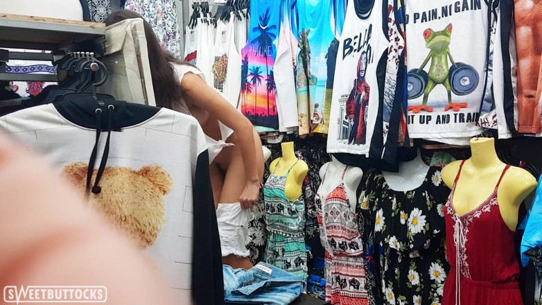 SweetButtocks: Brunette panas berganti pakaian di depan umum