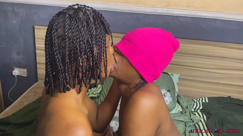 African Beauties: African lezzies lagi asik scissoring dan ngentot pakai strap-on