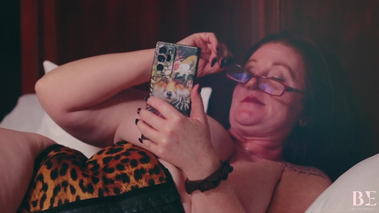 Blush erotica: Sexy GILF-masturbation Avalon Drake blush erotik