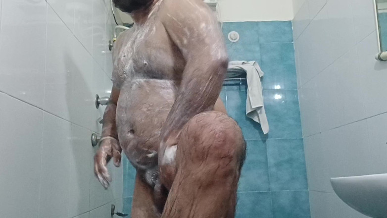 Daddy Dude: Người Cha Khỏa Thân Ấn Độ Tận Hưởng Một Vòi Hoa Sen...