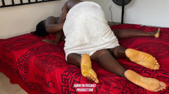 Horny Africans: シャワーから出てきて裸の私を見つけたので、彼は激しく私のアソコを突きました