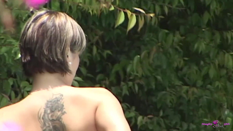 Naughty Black Girls: Cette salope blonde adore lécher le cul d'hommes noirs dans...