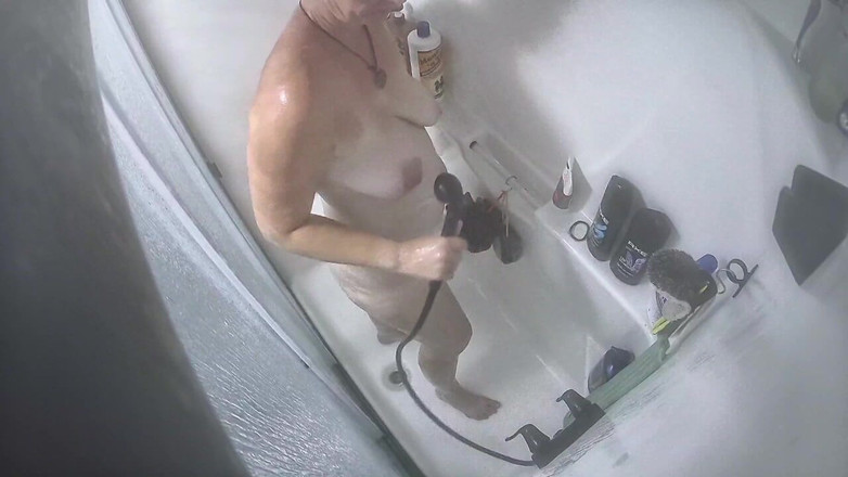 KittieNoOne: Kittie face un duș