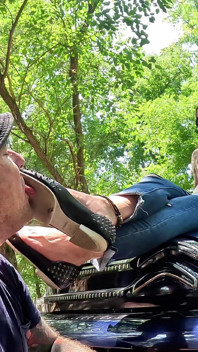 Jilat sepatuku yang runtuh