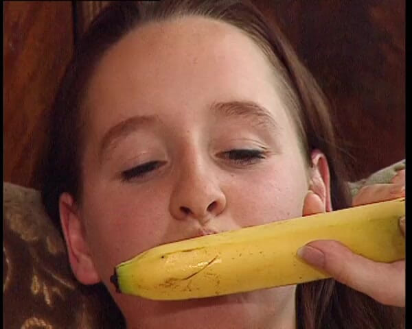 YOUR FIRST PORN: Se masturba con banana