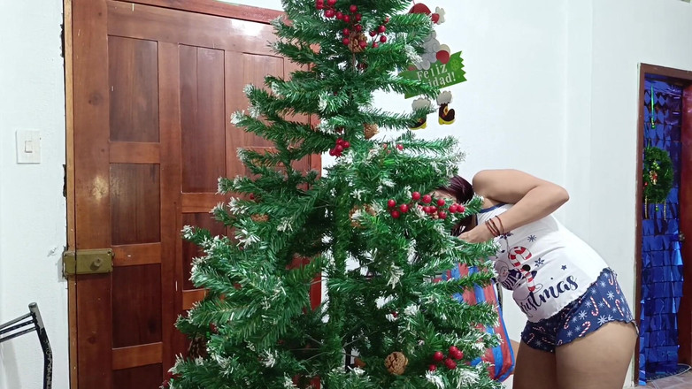 Lady: Старый отчим трахает одну из его грудастых, фигуристых падчериц на Рождество