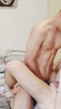 Min brors vän börjar knulla mig på min brors säng och får mig att stöna med sin stora twink-kuk