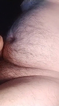 Sborro sulla mia pancia pelosa