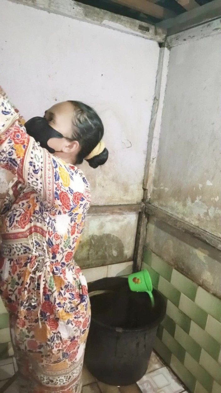 Rania: Stiefschwester beim masturbieren duschen sehen