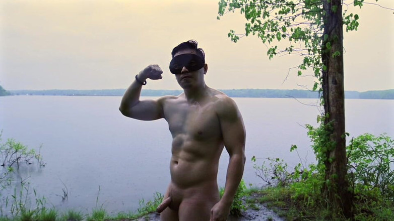 barenakedboy: Si flette e si masturba sotto la pioggia in riva...