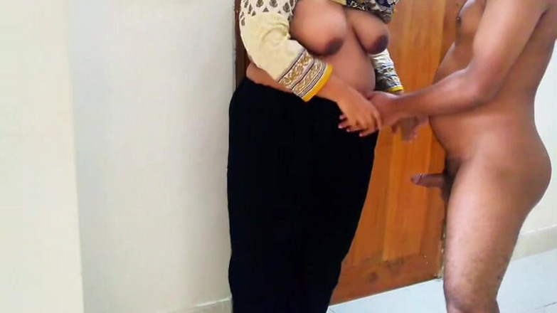 Aria Mia: Muž pomáhá své sousedce bhabhi, zatímco svědí své tělo, pak...