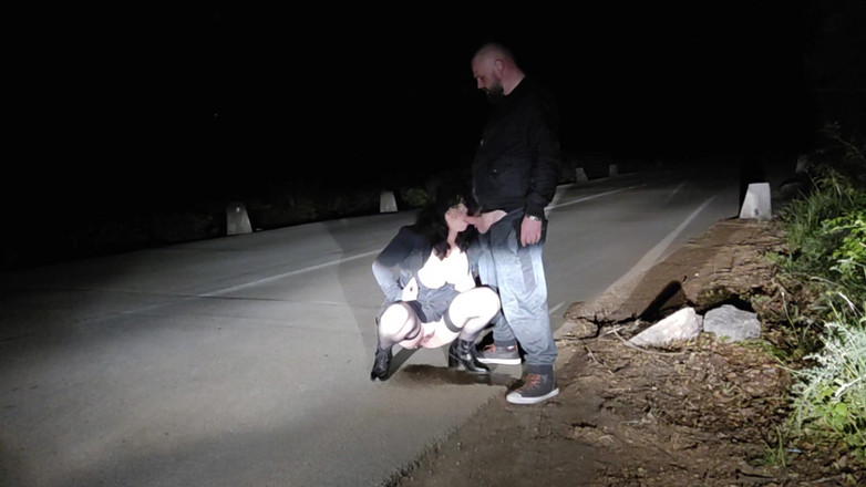 Toilet Mommy: Cewek jalang ini suka banget dientot habis-habisan di jalan