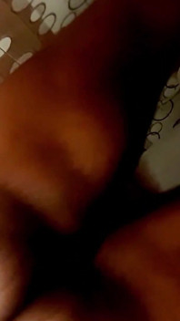 สาวผิวดำสนุกกับการเขย่าก้นในห้องน้ำ แล้วดูดควย