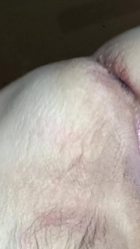 Slutty oinky si cewek nakal yang lagi asik ngorok kontol sampai matanya merem melek