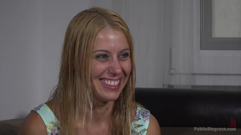 Public Disgrace by Kink: Nikki Thorne narážená na veřejnosti