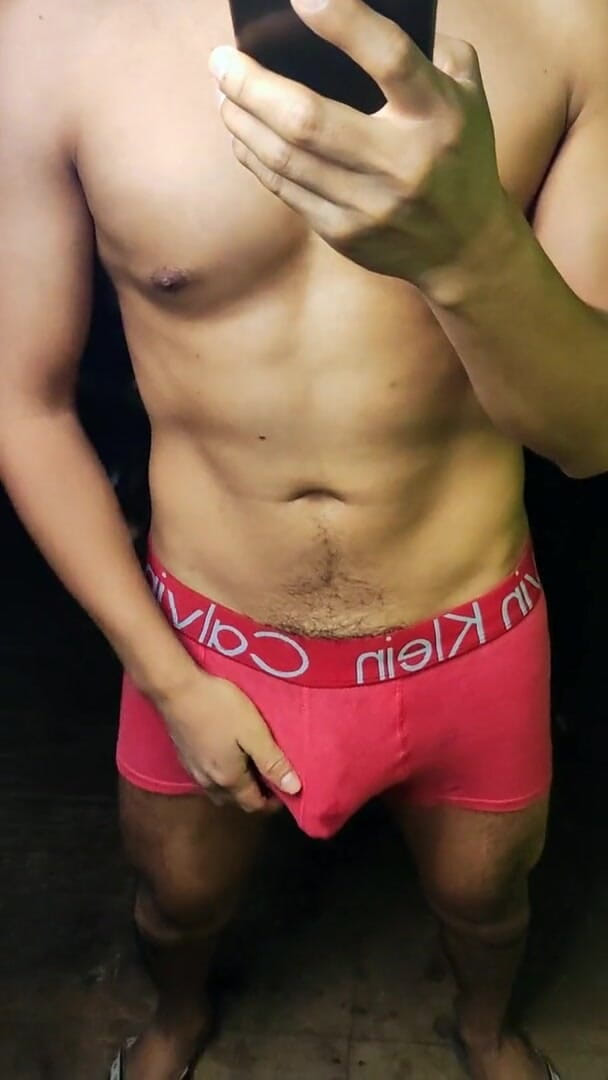 Hornyboy2058: Le envío una foto de un delicioso culo por mensaje,...