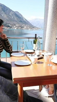 Öffentlich! Einen heißen schwanz in einem restaurant gewichst
