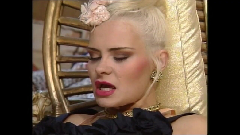 Vintage megastore: Splendida bionda vintage cameriera lecca la figa della sua Signora...