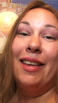 Sex tape amatoriale scena-2 bionda paffuta in lingerie sexy gode di una scopata interrazziale
