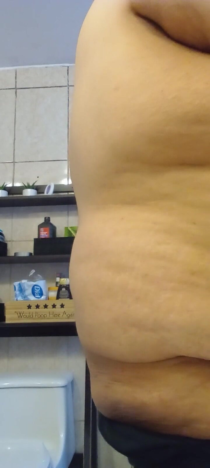 Chubbytits16: Aku lagi asik muasin memekku sendirian sambil bugil!