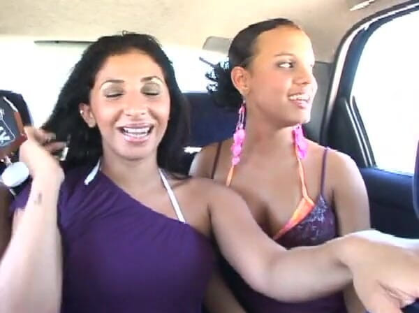 European Classics: Orgia in auto con ragazze che masturbano su un cazzo