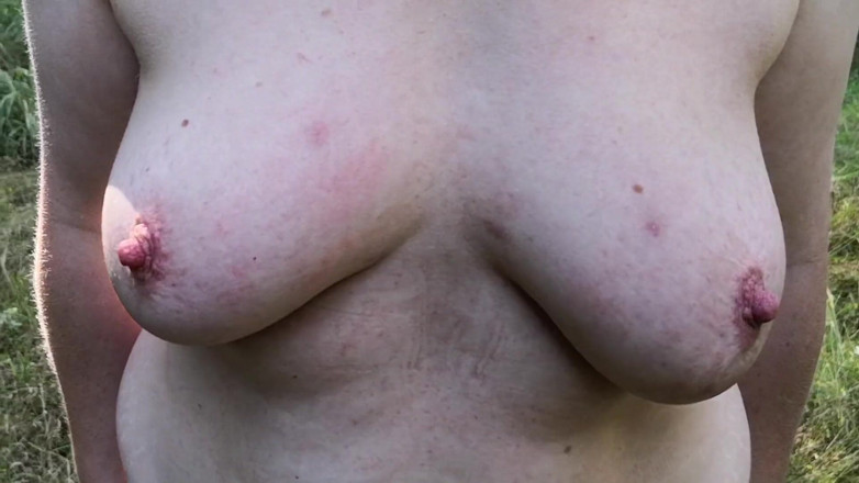 Bouncy Tits Action: Completamente nuda in un luogo all'aperto