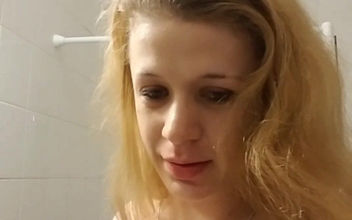 Horny Lexi: Blondine im badezimmer