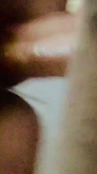 大きなディルドで跳ねるのが大好きです