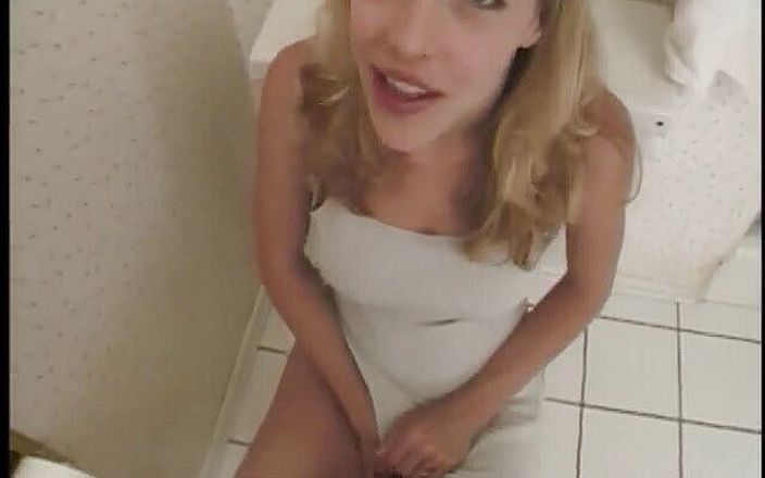 Oral Sluts: La donna magra succhia il cazzo in bagno