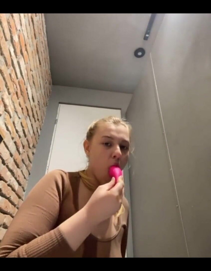 JuiceLussie: Scopata nella doccia pubblica. Un grande dildo in pubblico scopa...