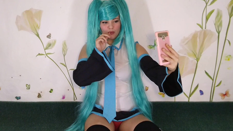 LizAngel: Miku is sucking on the candy and drooling
