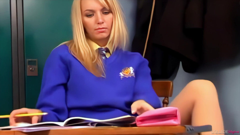 College Uniform: Kajian yang menampilkan Hayley-Marie