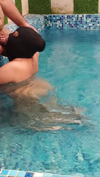 komal pahli baar sviming pool men utar rahi thi