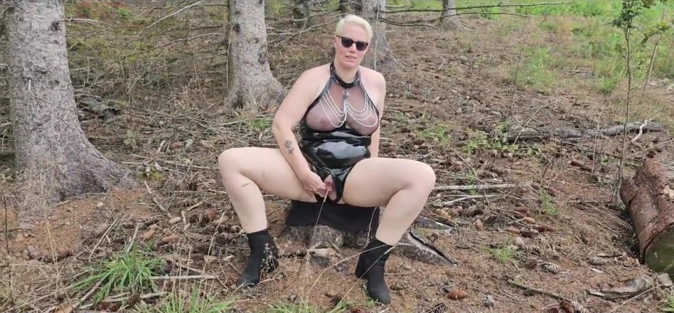 UserBitch1: En el bosque follé mi vibrador