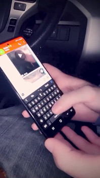 Aldatılan adam evde otururken karısı erkek arkadaşını spor salonunun dışında yalıyor ve video gönderiyor.