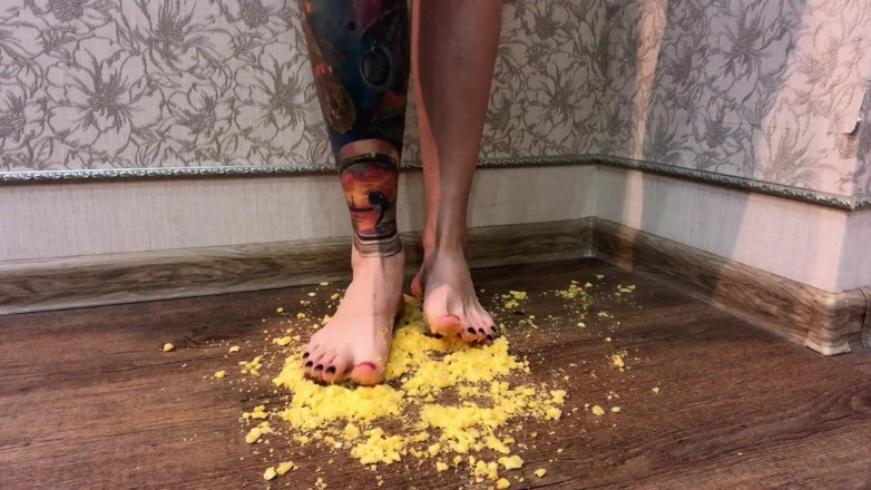 Footmodel Valery: Tattoogirl crushing onion rings