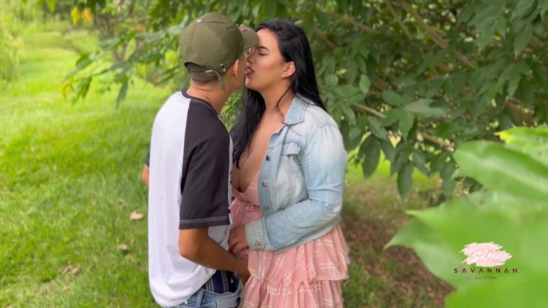 Savannah Watson: 初デートのトゥインクが公園でセックスをする