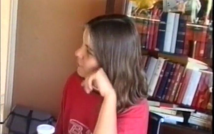 La France a Poil: Castingul unei brunete tinere păroase futută și umplută de spermă pe...