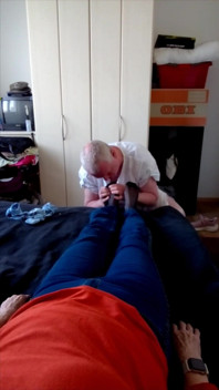 Picioare sexy de nylon ale bunicii după-amiaza