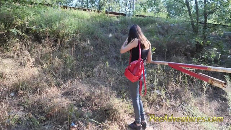 Pee Adventures: สาวผอมผมน้ำตาลขอโหย่ปัสสาวะเต็มกระเพาะปัสสาวะ