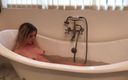 Erin Electra: Erin are parte de instrucțiuni de masturbare în baie